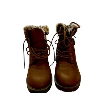 Women's faux fur lines boots. Brown with laces and decorative buckle size 8